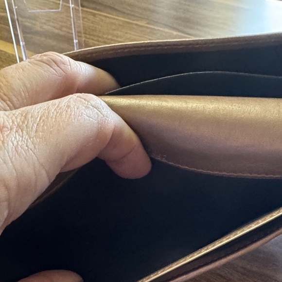 Gucci Tan Wallet with Heart Clasp - Picture 8 of 16